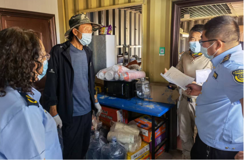 在商户办理营业执照同时,及时告知办理预包装食品销售,食品经营许可证